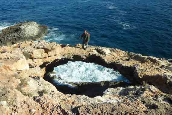 entrée de grotte à l'air libre